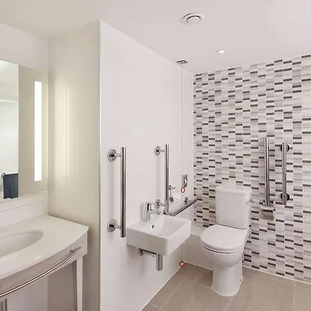 Hampton By Hilton Centre Отель